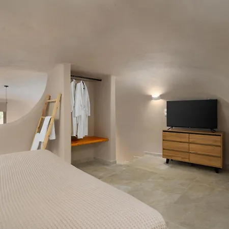 Litheos Santorini Luxury Cave Vourvoúlos