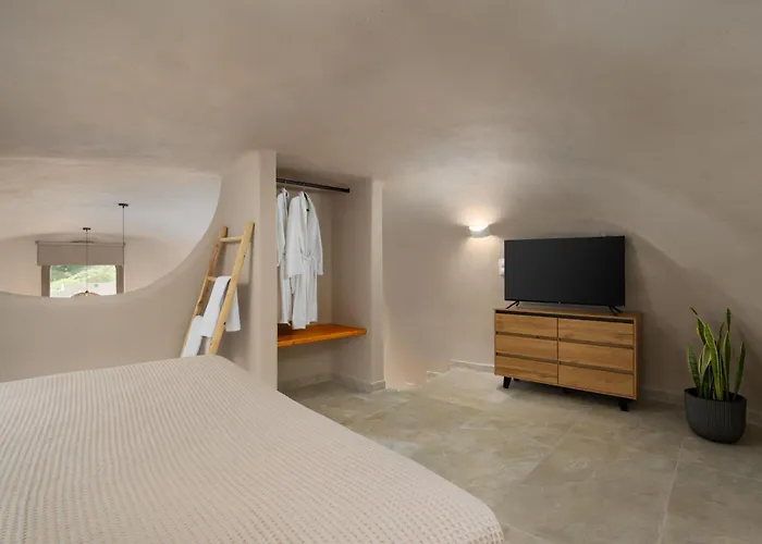 Litheos Santorini Luxury Cave Villa *